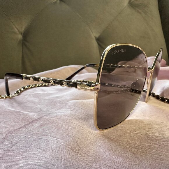 Chanel Butterfly Sunglasses with pearl leather chain - Picture 11 of 15